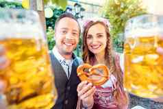 夫妇巴伐利亚享受啤酒传统的酒吧