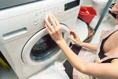 女人家庭主妇操作洗机