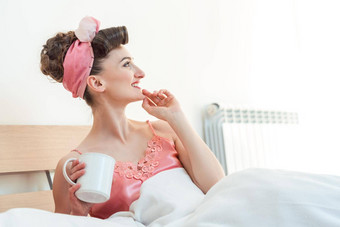 女人醒着的床上喝杯咖啡