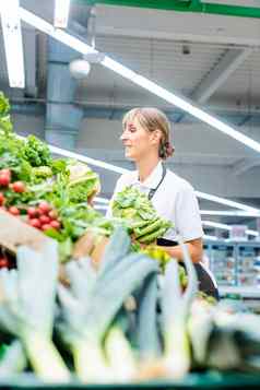 女人工作超市排序水果蔬菜