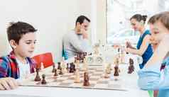家庭玩国际象棋比赛房间