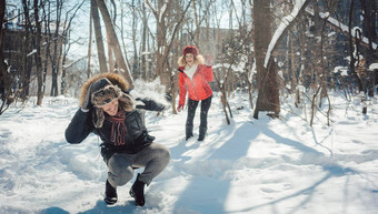 女人扔雪球的家伙冬天好玩的情绪