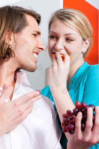 夫妇吃葡萄首页