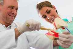 牙医解释牙齿刷牙病人