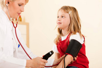 医生测量血压力孩子