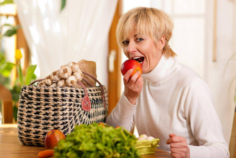 女人食品杂货吃苹果