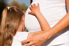 怀孕女孩触碰肚子怀孕了妈妈。