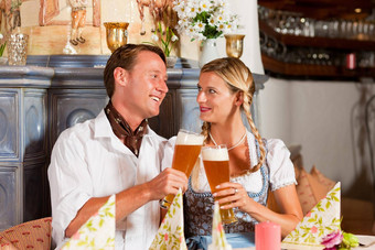 巴伐利亚夫妇喝小麦啤酒