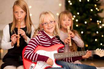 孩子们使音乐圣诞节
