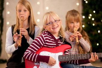 孩子们使音乐圣诞节