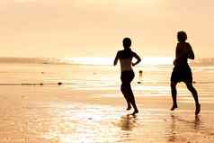 体育运动夫妇慢跑海滩