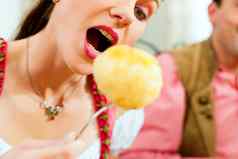 女人吃饺子巴伐利亚餐厅