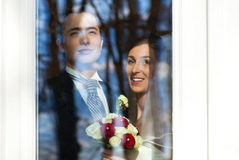 新娘夫妇站窗口婚礼