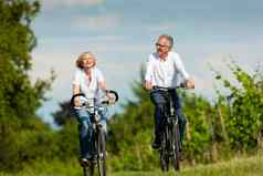 快乐夫妇骑自行车在户外夏天