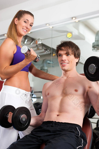 夫妇锻炼健身房权重