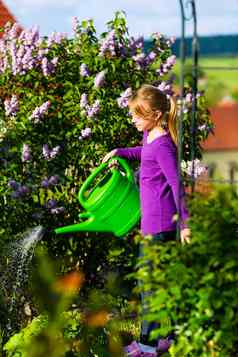 快乐孩子浇水花花园