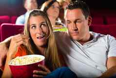 夫妇看电影电影剧院吃爆米花