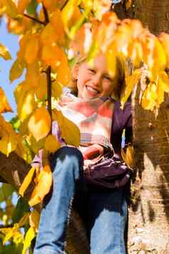 女孩孩子树色彩斑斓的秋天秋天