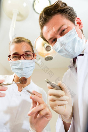 治疗牙医的角度来看病人