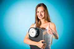 失去重量年轻的女人测量规模