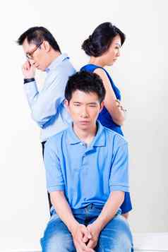 年轻的中国人男孩痛苦父母离婚