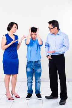 年轻的中国人男孩痛苦父母离婚