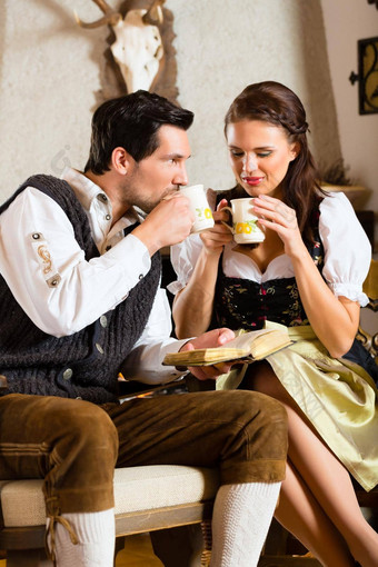 年轻的夫妇猎人的小屋喝茶