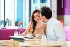 年轻的夫妇咖啡馆拥抱接吻