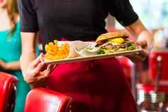 女服务员服务美国用餐者餐厅