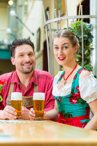 年轻的夫妇巴伐利亚餐厅酒吧