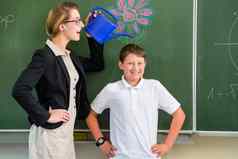 老师副教授激励学生学生男孩前面黑板上类学校
