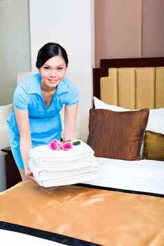 女服务员清洁亚洲酒店房间