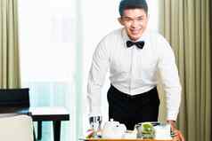 亚洲中国人房间服务员服务客人食物酒店