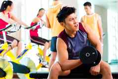 亚洲人锻炼体育运动健身健身房