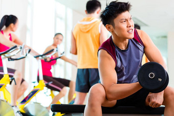 亚洲人锻炼体育运动健身健身房
