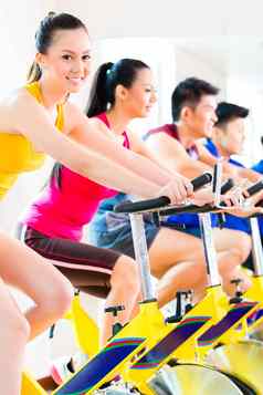 亚洲人旋转自行车培训健身健身房