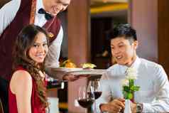 中国人服务员服务晚餐优雅的餐厅酒店