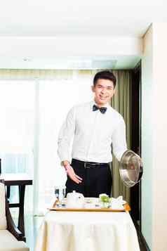 亚洲中国人房间服务员服务客人食物酒店