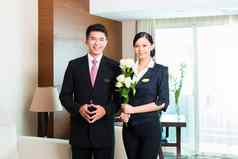 亚洲中国人酒店经理欢迎贵宾客人