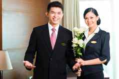 亚洲中国人酒店经理欢迎贵宾客人