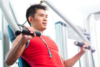 中国人男人。培训强度健身健身房