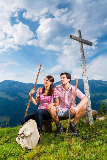 阿尔卑斯山脉徒步旅行夫妇需要打破山