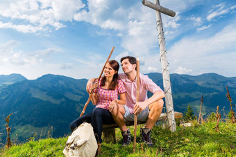 阿尔卑斯山脉徒步旅行夫妇需要打破山