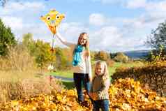 女孩飞风筝秋天秋天公园有趣的
