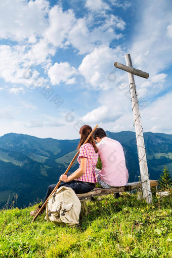 阿尔卑斯山脉徒步旅行夫妇需要打破山