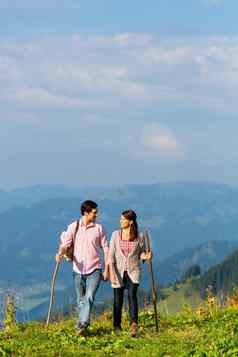 徒步旅行假期男人。女人阿尔卑斯山