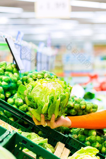女人购买蔬菜超市