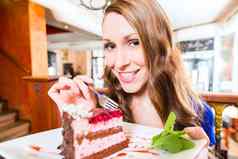 女人吃蛋糕糕点商店咖啡馆