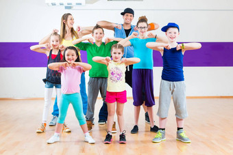 跳舞老师给孩子们尊巴健身类