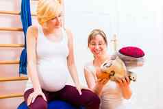 助产士给产前护理怀孕了妈妈。